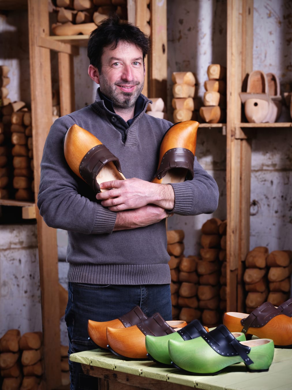 Passer me voir à la boutique, tout les mardi je fais visiter l'atelier. D'avril à septembre sur rdv